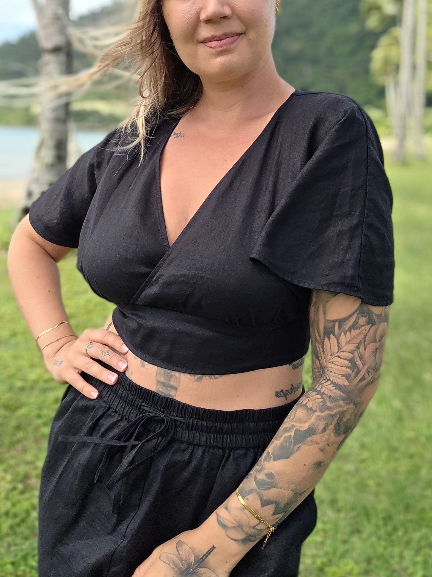 100% linen short sleeve top for women. Cropped design and open back for elegant feminine silhouette. 